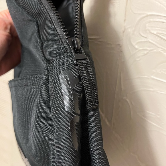 Like new black Spyder messenger cross body iPad nylon bag adjustable strap - Picture 12 of 15